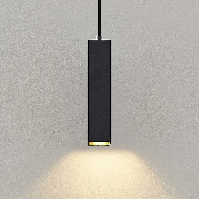 Prios Pendelleuchte Neliyah - L x B x H: 5,6 x 5,6 x 25 cm, schwarz, sandSchwarz, GU10 - Schwarze, rechteckige Pendelleuchte hängt an einem Kabel und strahlt warmes Licht nach unten ab.