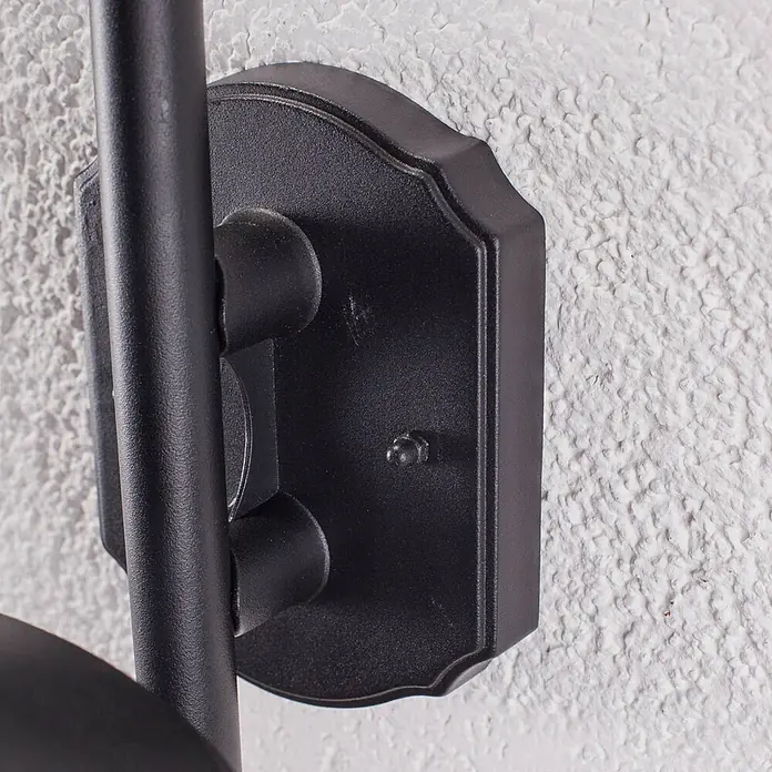 Lindby Außenwandleuchte Daphne - 35,5 x 24,5 x 44,2 cm, schwarz, schwarz, IP44 - Schwarze Metall-Wandhalterung für eine Leuchte, an einer strukturierten weißen Wand befestigt.