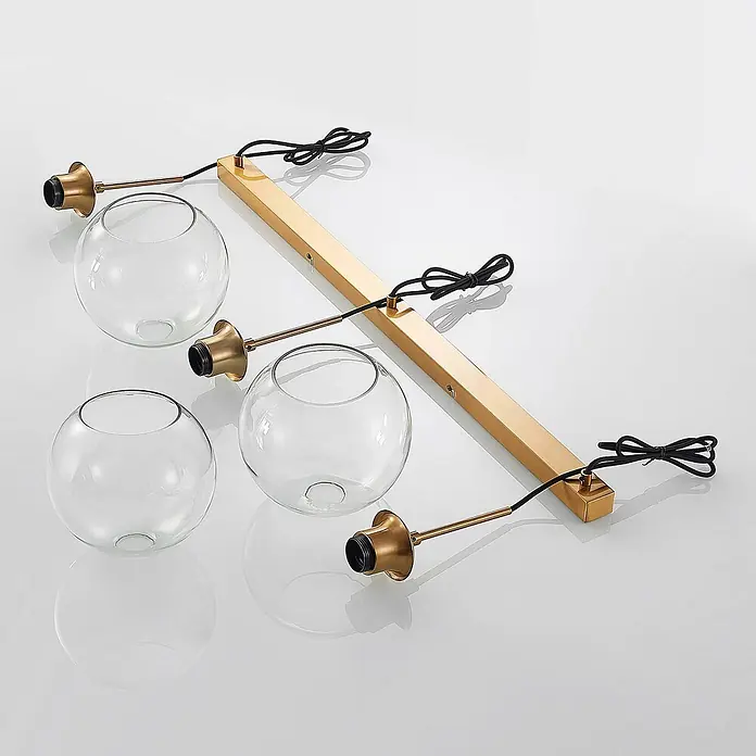 Lindby Pendelleuchte Grady - L x B x H: 110 x 20 x 17,5 cm, klar / transparent, messing, transparent, Schwarz, E27 - Goldene Metallschiene, drei Fassungen und drei klare, kugelförmige Glasschirme für einen Kronleuchter.