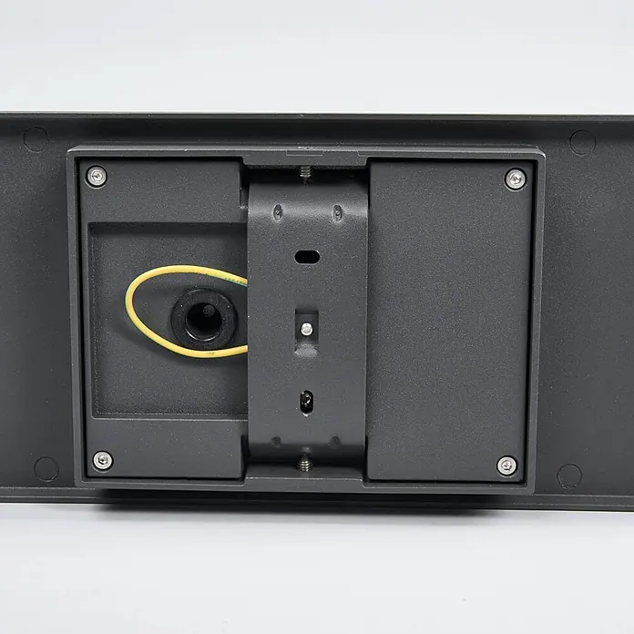 Lucande Außenwandleuchte Annalea - schwarz, klar / transparent, IP54 - Rückseite einer dunkelgrauen Elektrovorrichtung mit Montageplatte und gelbem Erdungskabel.