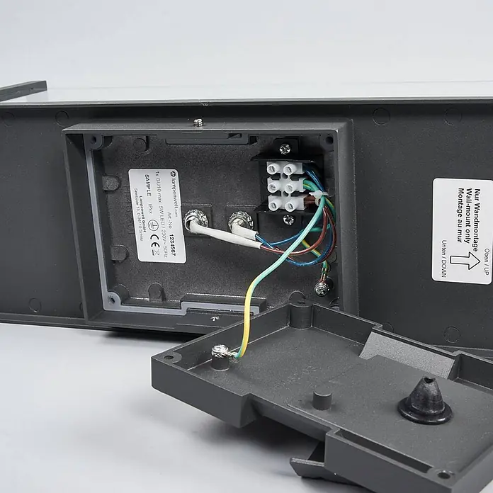 Lucande Außenwandleuchte Annalea - schwarz, klar / transparent, IP54 - Dunkelgraue Außenwandleuchte mit offenem Verdrahtungsfach, Klemmleiste und elektrischen Anschlüssen inklusive Erdungskabel.