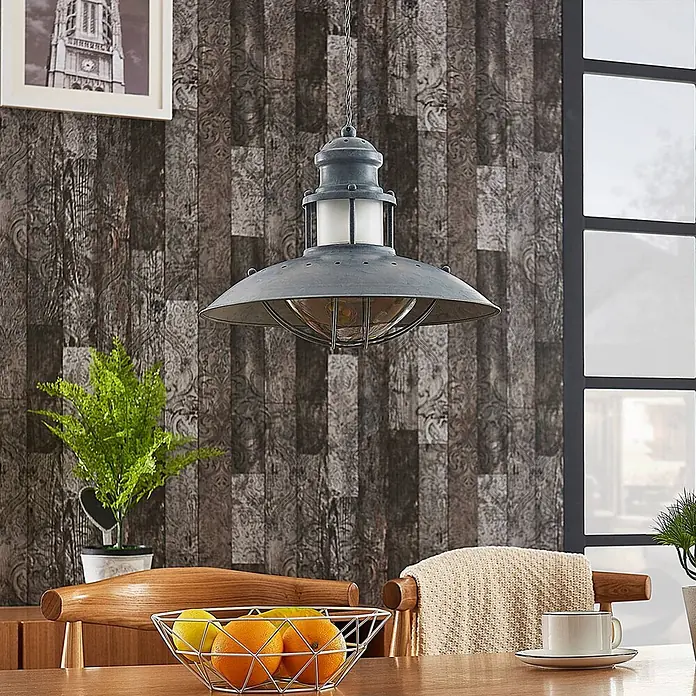 Lindby Pendelleuchte Louisanne - L x B x H: 35 x 35 x 25,7 cm, alu / grau / zink, grau-Grün, klar, E27 - Graue Pendelleuchte im Industriestil aus Metall hängt über einem Esstisch aus Holz und beleuchtet den Bereich.