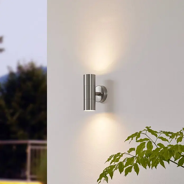 Lindby Außenwandleuchte Hakan - alu / grau / zink, alu / grau / zink, IP44 - Außenwandleuchte aus gebürstetem Edelstahl, die warmes Licht nach oben und unten wirft.