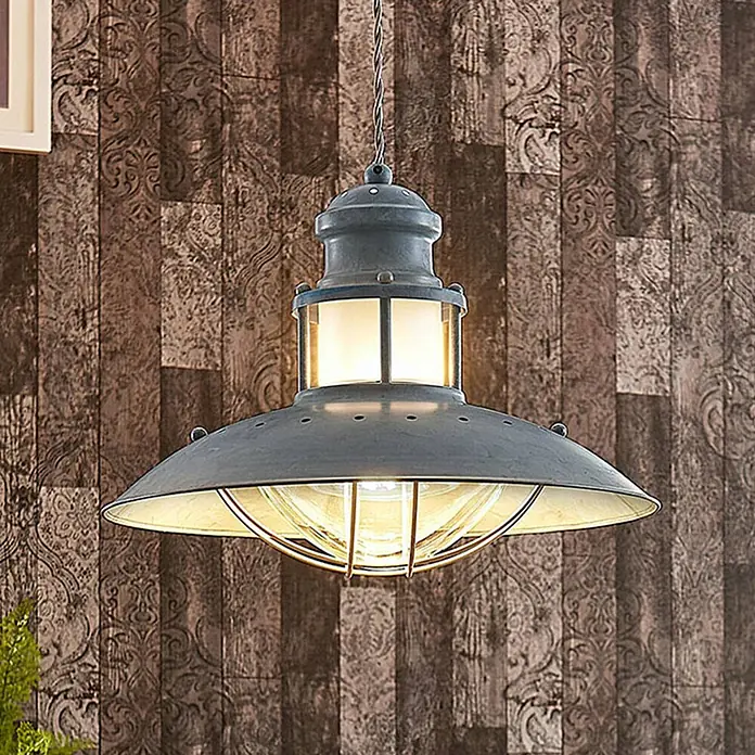 Lindby Pendelleuchte Louisanne - L x B x H: 35 x 35 x 25,7 cm, alu / grau / zink, grau-Grün, klar, E27 - Pendelleuchte im Industriestil aus dunkelgrauem Metall mit breitem Schirm und Schutzgitter, hängt vor einer gemusterten Holzwand.
