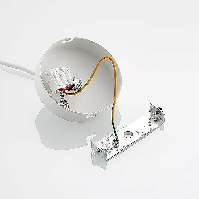 Prios Pendelleuchte Neliyah - weiß / opal, sandweiß, GU10 - Weiße Elektrodose mit Klemmenblock, roten, schwarzen und gelb-grünen Kabeln sowie einer silbernen Metallhalterung.