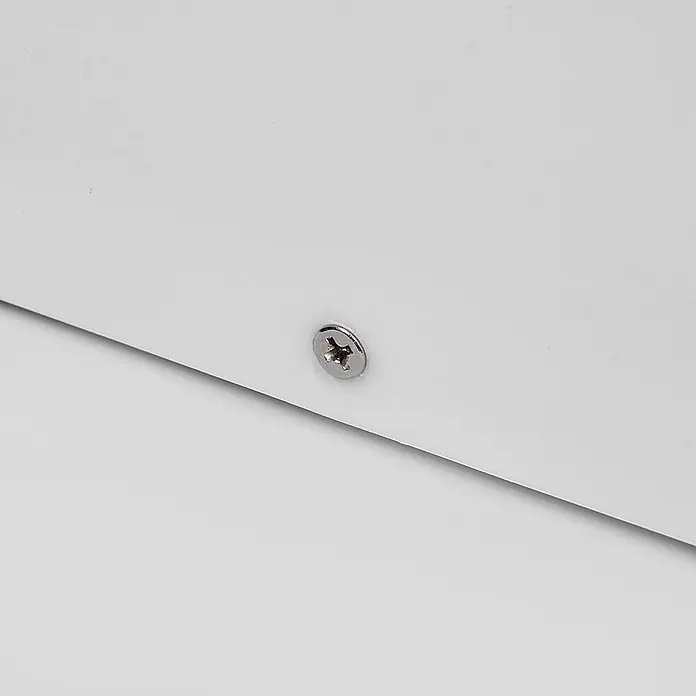 Lindby Außenwandleuchte Pacon - alu / grau / zink, klar / transparent, IP44 - Silberne Kreuzschlitzschraube in weißer Oberfläche versenkt.