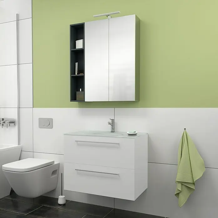 Camargue Espacio Badmöbel-Set G61 - 80 cm, Mira - Ein modernes Badezimmer mit einem weißen Waschtischunterschrank, einem Spiegelschrank und einer hängenden Toilette.
