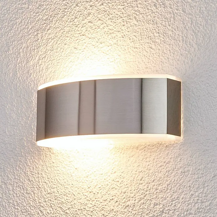 Lindby Außenwandleuchte Pacon - alu / grau / zink, klar / transparent, IP44 - Gebürstete Metall-Wandleuchte, die warmes Licht nach oben und unten auf eine strukturierte Wand strahlt.