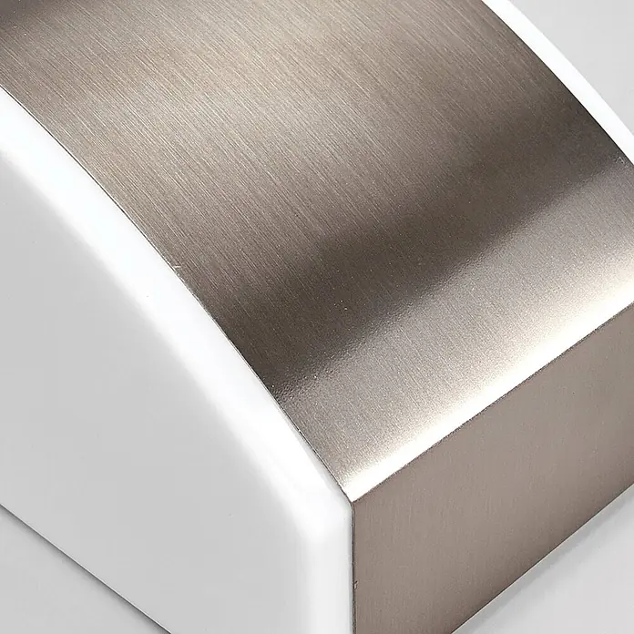 Lindby Außenwandleuchte Pacon - alu / grau / zink, klar / transparent, IP44 - Glänzendes weißes Produkt mit gebürsteter Metalloberseite und -seite.