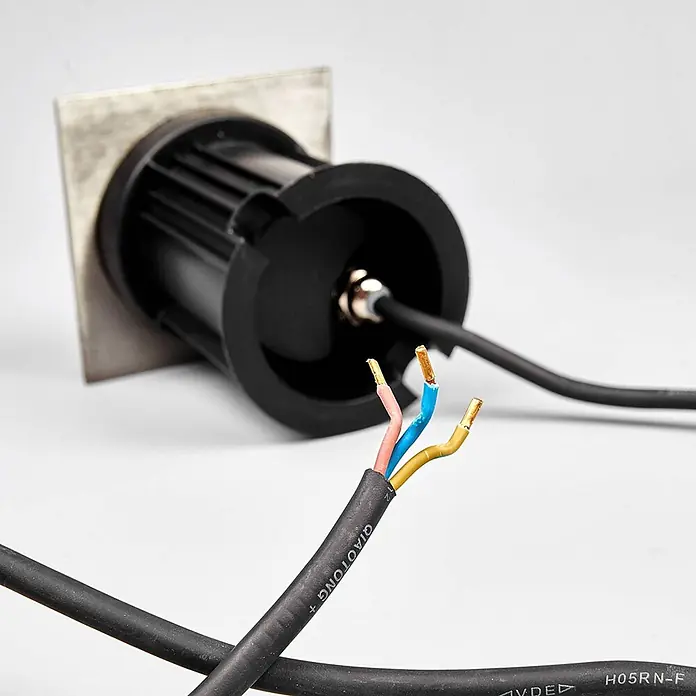 Lindby LED-Gartenstrahler Insa -  - Einbauleuchte aus Edelstahl und Schwarz mit freiliegenden Elektrokabeln (rosa, blau, gelb/grün), bereit zur Installation.