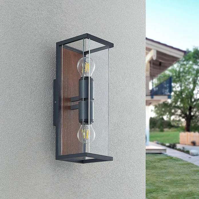 Lucande Außenwandleuchte Elwin - schwarz, schwarz, IP54 - Schwarze Metall- und Holz-Außenwandleuchte mit Klarglas und zwei sichtbaren LED-Glühbirnen an einer strukturierten Wand.