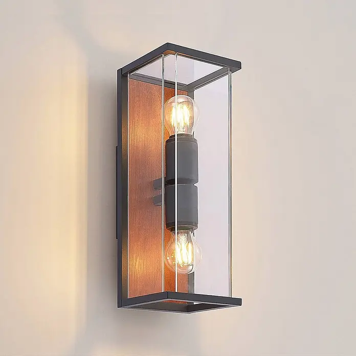 Lucande Außenwandleuchte Elwin - schwarz, schwarz, IP54 - Schwarze Metall-Wandleuchte mit Klarglas und Holzrückplatte, mit zwei sichtbaren Glühbirnen.