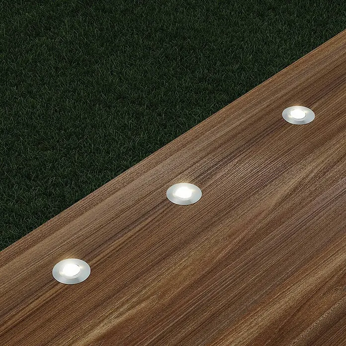 Lindby LED-Gartenstrahler Gracelle - 3.000 K - Drei helle Einbauleuchten in einem Holzdeck.