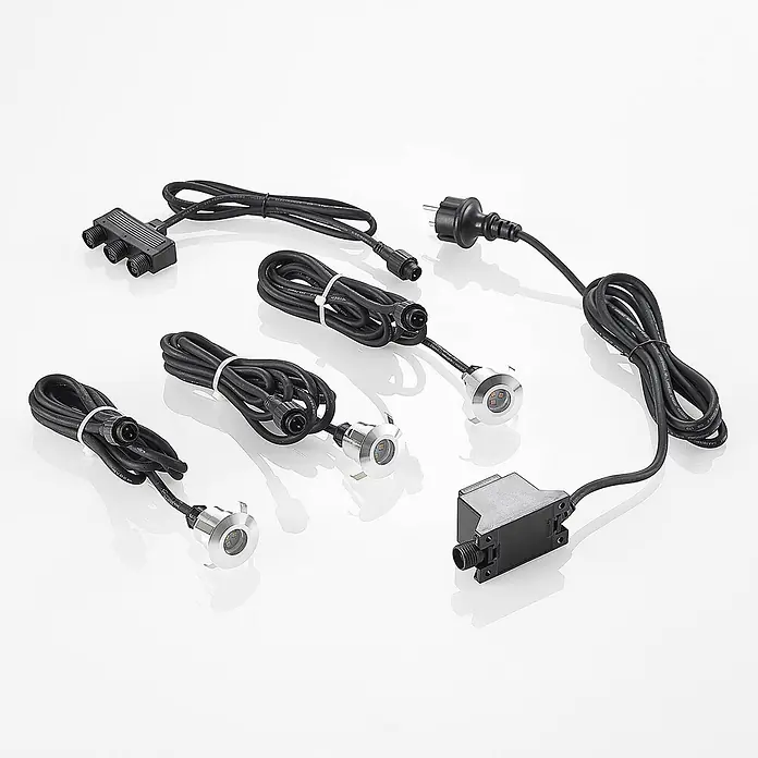Lindby LED-Gartenstrahler Gracelle - 3.000 K - Set aus silbernen LED-Einbaustrahlern mit schwarzen Kabeln, 3-fach-Verteiler, Netzteil und Eurostecker für ein Beleuchtungssystem.
