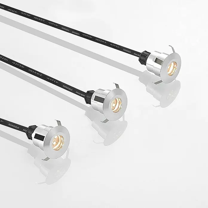 Lindby LED-Gartenstrahler Gracelle - 3.000 K - Drei silberne LED-Einbaustrahler mit warmweißem Licht und schwarzen Kabeln.