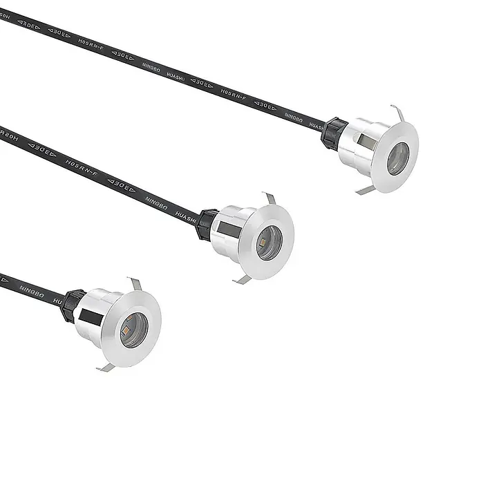 Lindby LED-Gartenstrahler Gracelle - 3.000 K - Drei silberne Einbau-LED-Strahler mit schwarzen Anschlusskabeln für dezente Beleuchtung.