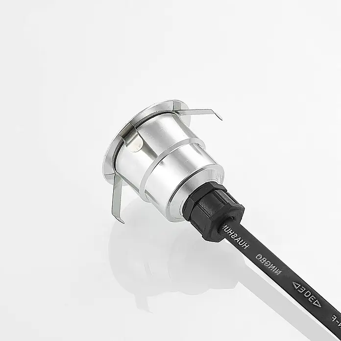 Lindby LED-Gartenstrahler Gracelle - 3.000 K - Silberner Einbaustrahler aus Metall mit seitlichen Befestigungsfedern und angeschlossenem schwarzem Stromkabel.