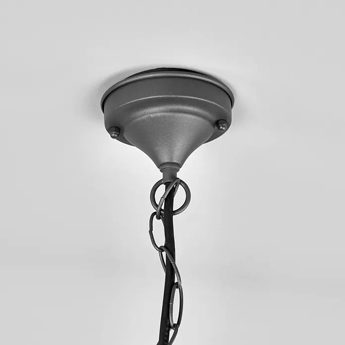 Lindby Außenwand- & Deckenleuchte Edana - schwarz, schwarz, IP44 - Dunkelgraue, metallische Deckenrosette mit texturierter Oberfläche, die eine Hängeleuchte über eine Kette und Stange trägt.