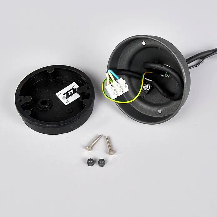 Lindby Außenwand- & Deckenleuchte Edana - schwarz, schwarz, IP44 - Schwarzer Deckenbaldachin mit Innenverdrahtung (blau, braun, gelb/grün) an weißem Klemmblock und Montageschrauben.