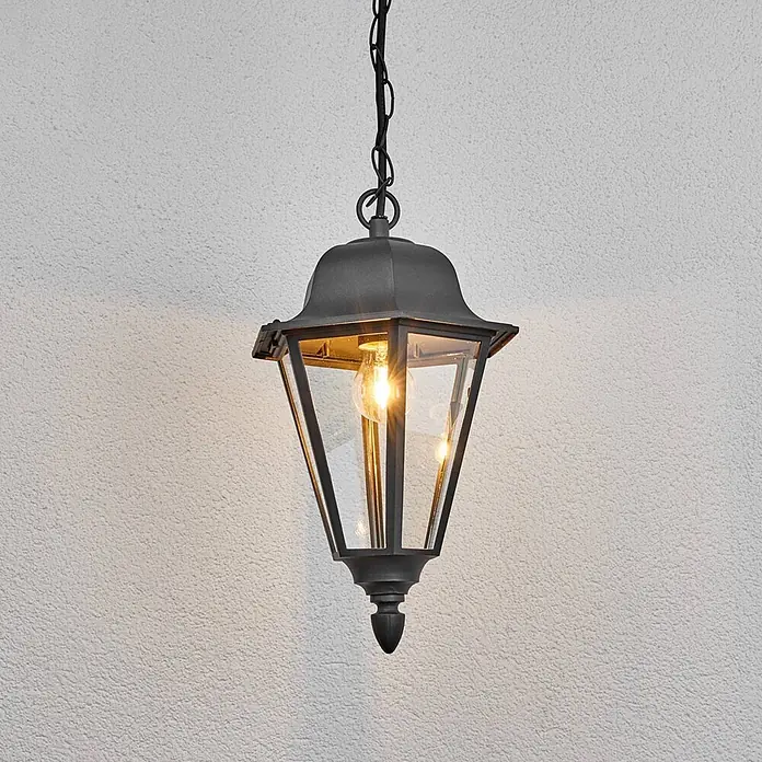 Lindby Außenwand- & Deckenleuchte Edana - schwarz, schwarz, IP44 - Schwarze Hängelaterne aus Metall und Glas mit beleuchteter Glühbirne, an einer Kette aufgehängt.