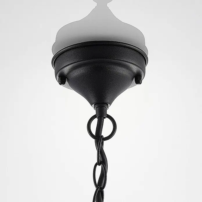 Lindby Außenwand- & Deckenleuchte Clint - kupfer, IP44 - Schwarze, strukturierte Metallrosette mit mattem Glasschirm und Hängekette.