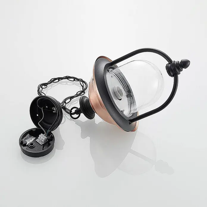 Lindby Außenwand- & Deckenleuchte Clint - kupfer, IP44 - Zerlegte Pendelleuchte im Vintage-Stil mit Kupferschirm, schwarzem Rahmen, Glaskuppel und sichtbaren Elektroanschlüssen.