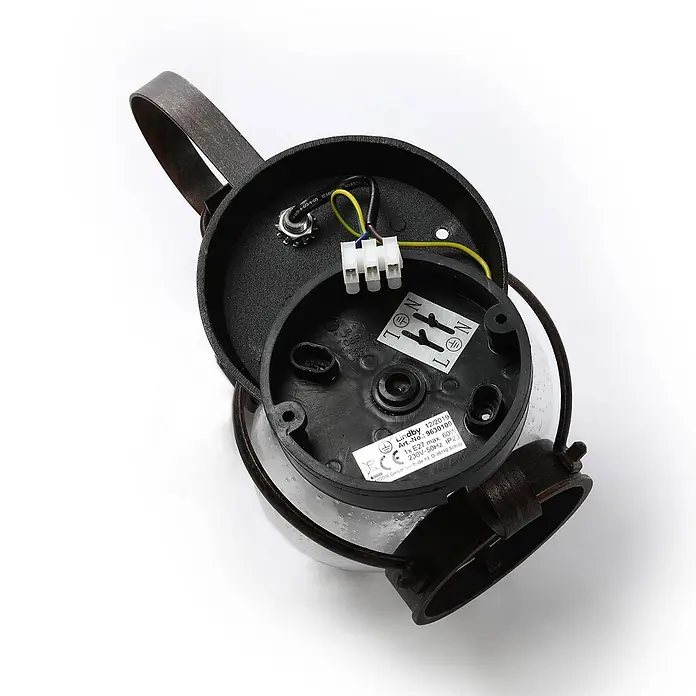 Lindby Außenwandleuchte Gerlo - braun / rost, IP23 - Dunkle, rustikale Laternenleuchte mit offener Basis, die interne Verkabelung, einen Klemmenblock und ein elektrisches Typenschild zeigt.