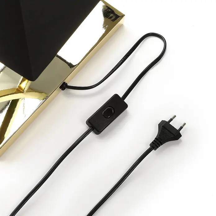 Lucande Tischleuchte Evaine - messing / gold, schwarz, E27 - Schwarzes Netzkabel mit Zwischenschalter und europäischem Stecker, verbunden mit einer goldenen Lampenbasis.