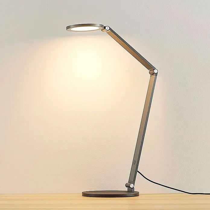 Lucande Tischleuchte Mion - L x B x H: 35 x 18 x 41 cm, alu / grau / zink, alu / grau / zink - Verstellbare metallische LED-Schreibtischlampe mit rundem Kopf und Fuß auf Holzschreibtisch.