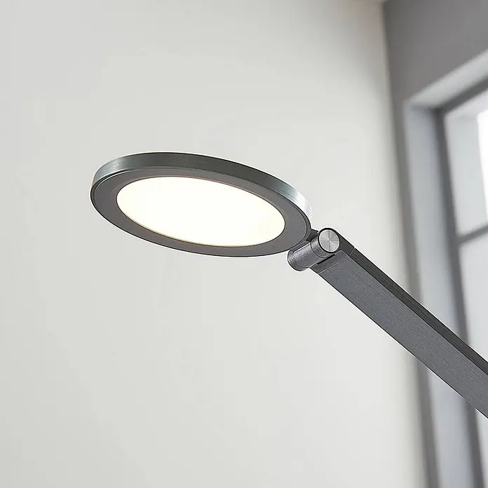 Lucande Tischleuchte Mion - L x B x H: 35 x 18 x 41 cm, alu / grau / zink, alu / grau / zink - Eine moderne, dunkelgraue Schreibtischlampe mit ovalem, beleuchtetem LED-Kopf und einem Gelenkarm.