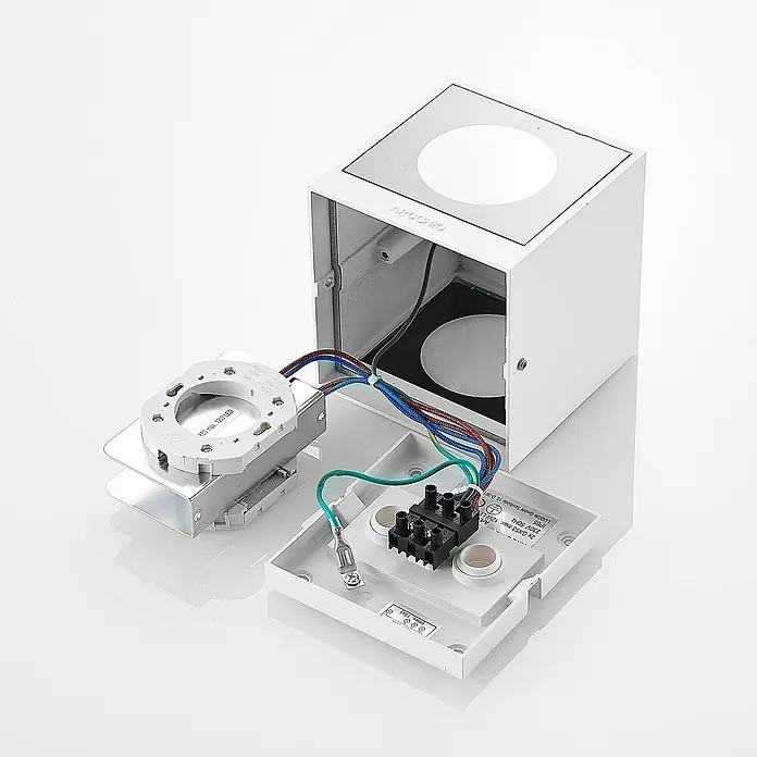 Arcchio Außenwandleuchte Tassnim - weiß / opal, weiß / opal, IP65 - Zerlegte weiße quadratische LED-Leuchte mit Innenverkabelung und Komponenten.