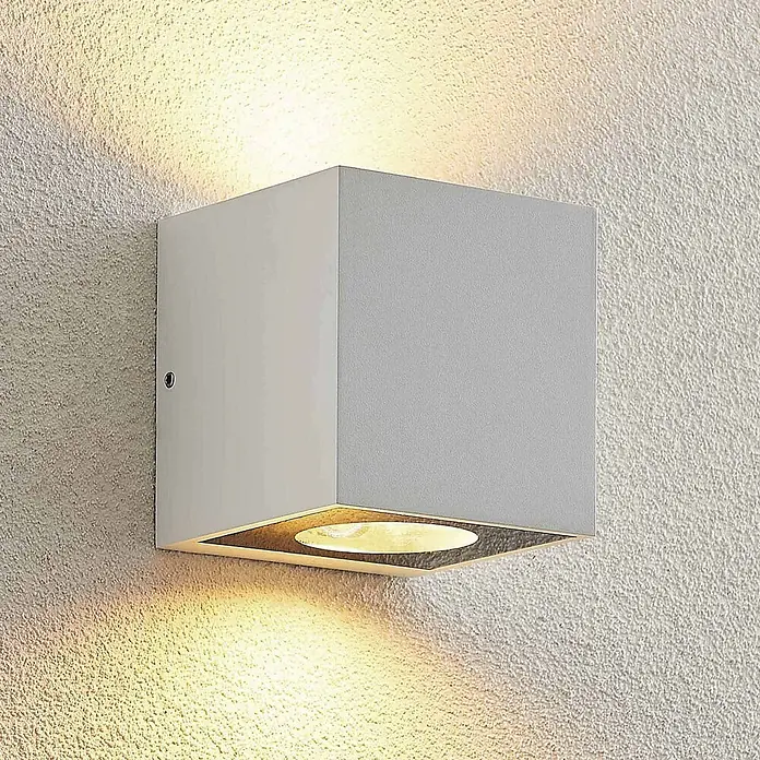 Arcchio Außenwandleuchte Tassnim - weiß / opal, weiß / opal, IP65 - Quadratische weiße Wandleuchte auf strukturierter Wand, strahlt Licht nach oben und unten.