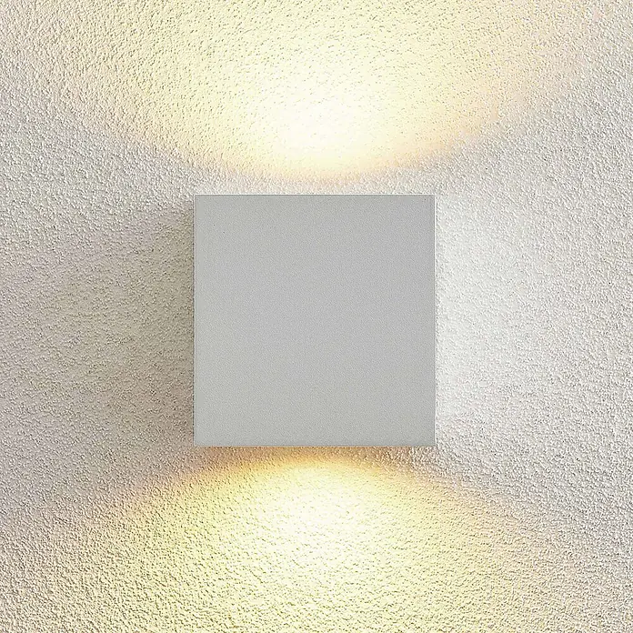 Arcchio Außenwandleuchte Tassnim - weiß / opal, weiß / opal, IP65 - Quadratische graue Wandleuchte spendet warmes Licht nach oben und unten an einer strukturierten Wand.