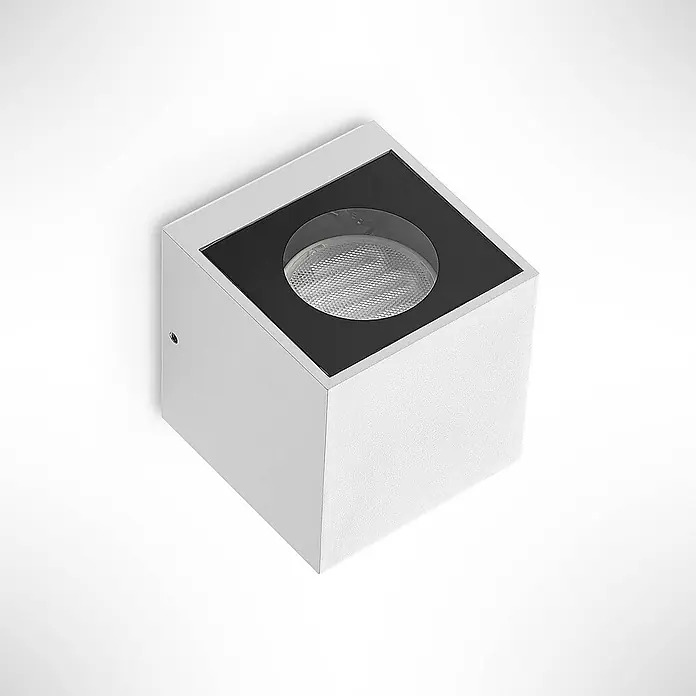Arcchio Außenwandleuchte Tassnim - weiß / opal, weiß / opal, IP65 - Weißer quadratischer Wandstrahler mit schwarzem Innenrahmen und sichtbarer texturierter Glühbirne.