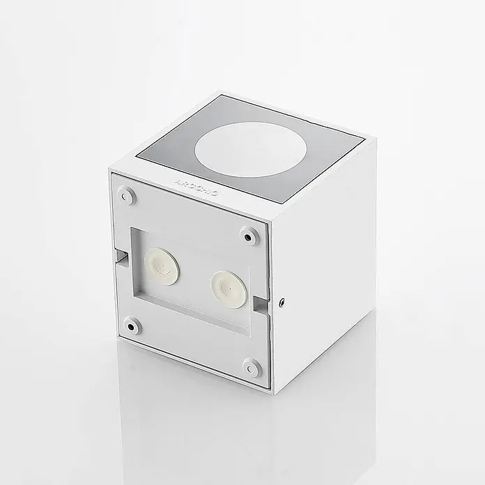 Arcchio Außenwandleuchte Tassnim - weiß / opal, weiß / opal, IP65 - Weißes, würfelförmiges Modul mit metallischer Oberseite, kreisförmigem Element und zwei durchsichtigen Saugnäpfen an der Unterseite. Marke 'ARCCHIO'.