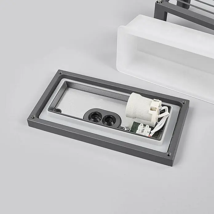 Lucande Außenwandleuchte Aurelien - schwarz, IP54 - Zerlegte graue Außenwandleuchte mit Metallrahmen, Verkabelung, Lampenfassung und transluzentem Diffusor.