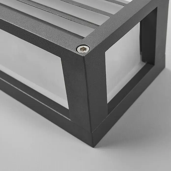 Lucande Außenwandleuchte Aurelien - schwarz, IP54 - Dunkelgraue rechteckige Metallleuchte mit körniger Oberfläche, weißem Diffusor und Sechskantschraube.
