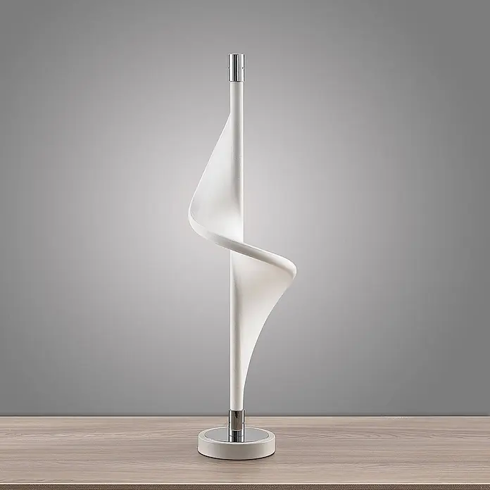 Lucande Tischleuchte Edano - L x B x H: 16 x 16 x 60 cm, weiß / opal - Weiße, gedrehte, lichtdurchlässige Stoff-Tischlampe mit Chromakzenten auf Holzoberfläche.