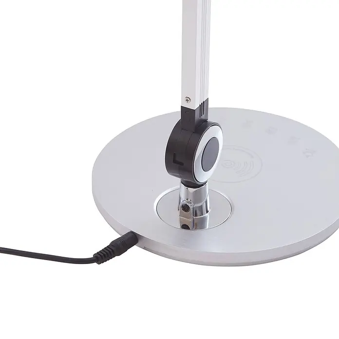 Lindby Tischleuchte Nyxaris - L x B x H: 55,7 x 20,1 x 49,7 cm, alu / grau / zink, alu / grau / zink - Silberne runde Lampenbasis mit vertikalem Ständer und schwarzem Netzkabel. Zeigt schwache kabellose Ladesymbole.