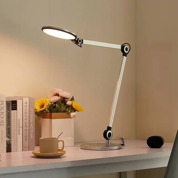 Lindby Tischleuchte Nyxaris - L x B x H: 55,7 x 20,1 x 49,7 cm, alu / grau / zink, alu / grau / zink - Moderne, verstellbare LED-Schreibtischlampe in Silber mit schwarzen Akzenten, ovalem Leuchtkopf und rundem Sockel mit Bedienelementen, leuchtet einen Schreibtisch.