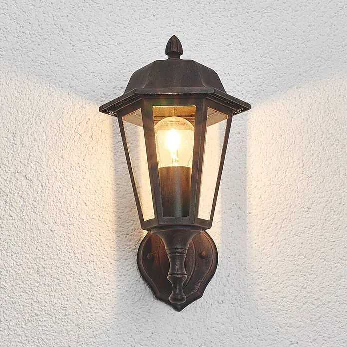 Lindby Außenwandleuchte Lamina - braun / rost, braun / rost, IP44 - Klassische dunkle Metall-Außenwandleuchte mit klaren Glasscheiben, beleuchtet mit warmer Glühbirne.