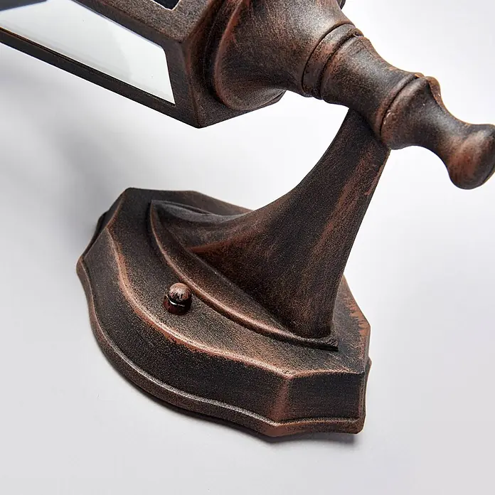 Lindby Außenwandleuchte Lamina - braun / rost, braun / rost, IP44 - Wandlaterne aus gealterter Bronze mit Klarglas, auf einem verzierten Sockel montiert.