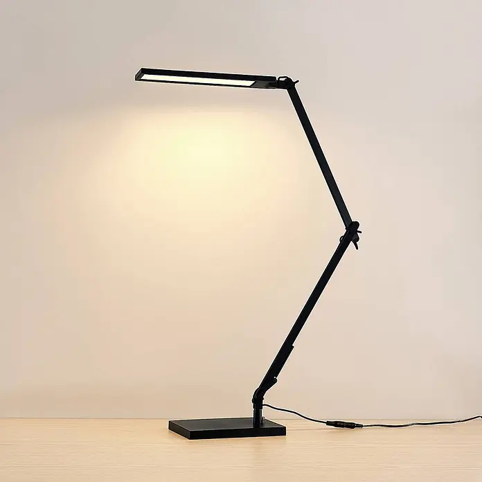 Lindby Tischleuchte Antisa - L x B x H: 65 x 14 x 47 cm, schwarz, schwarz - Schwarze, verstellbare LED-Schreibtischlampe mit rechteckigem Kopf, leuchtend, auf einem Holzschreibtisch.