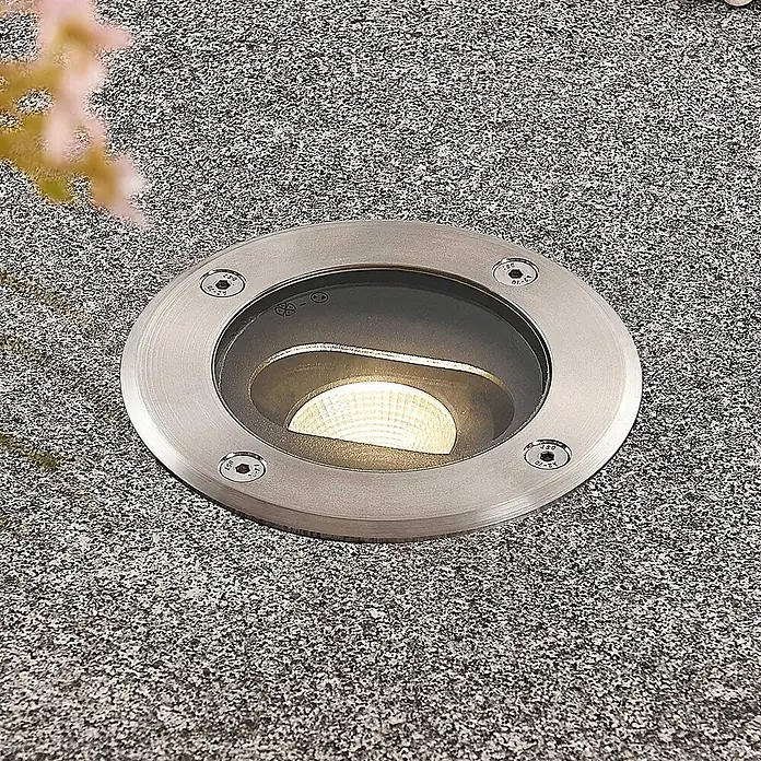 Lucande LED-Gartenstrahler Doris - 3.000 K, 12 x 12 x 15 cm - Runde Bodeneinbauleuchte aus gebürstetem Edelstahl mit warmweißer LED, bündig in eine gesprenkelte Granitoberfläche eingelassen.