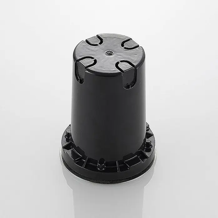Lucande LED-Gartenstrahler Doris - 3.000 K, 12 x 12 x 15 cm - Schwarzer, zylindrischer Kunststoff-Möbelfuß mit gerippter Basis und vier gebogenen oberen Schlitzen zur Befestigung.