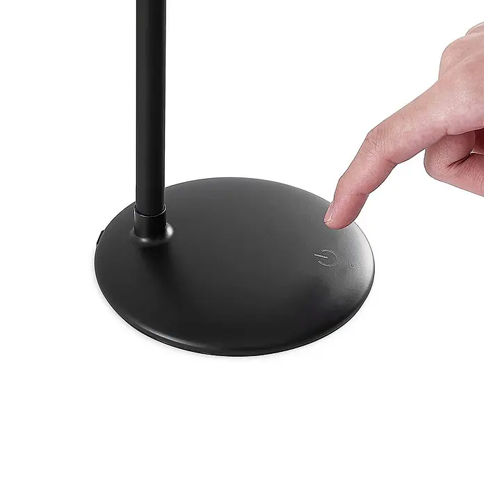 Prios Tischleuchte Opira - schwarz, schwarz - Mattschwarzer Lampenfuß mit Einschaltsymbol, das von einem Finger gedrückt wird.