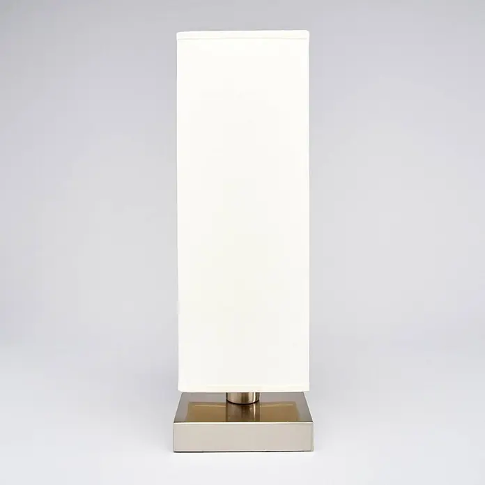 Lindby Tischleuchte Martje - L x B x H: 12 x 12 x 34,5 cm, creme / amber, E14 - Eine moderne Tischlampe mit rechteckigem weißen Stoffschirm und quadratischem Sockel aus gebürstetem Metall.
