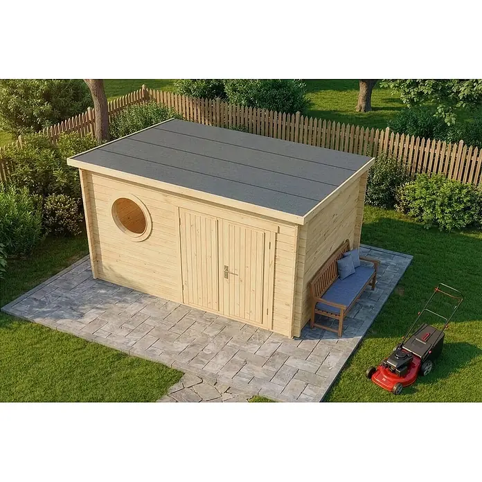 Alpholz Gartenhaus Maria Rondo 44 B - Außenmaß inkl. Dachüberstand (B x T): 400 x 320 cm, Holz, Naturbelassen - Heller Holzgartenschuppen mit dunklem Flachdach, einem runden Fenster und Doppeltüren, auf einer gepflasterten Terrasse.