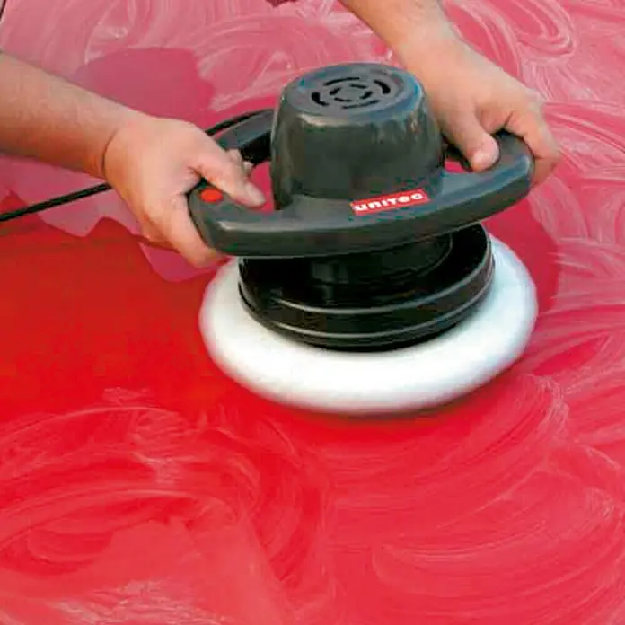UniTEC Pulidora - 120 W, Diámetro plato de pulir: 250 mm - Pulidora trabajando en un coche rojo, mejorando la pintura y eliminando los arañazos.