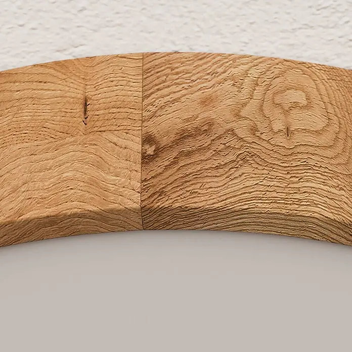Envostar Deckenleuchte Kerio - Holz hell, E27 - Gekrümmte Naturholzleiste mit sichtbarer Maserung und zentraler Fuge.